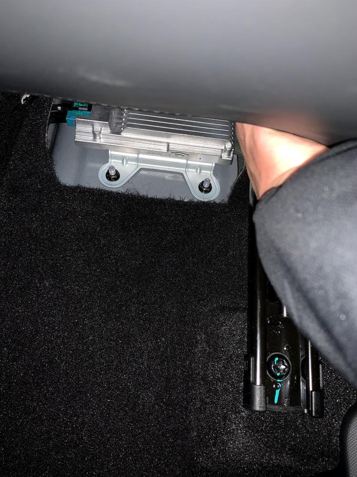 吉利icon icon的行车记录仪的SD卡槽在哪啊，看说明书说在副驾驶的垫子下面，是这个吗？请知道告诉我一下，最好放个图