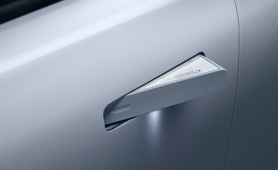 吉利ICON采用了隐藏式门把手，门把手带有小迎宾灯和感应系统。当用户携车钥匙走进车一米范围内，车把门会自动弹开。