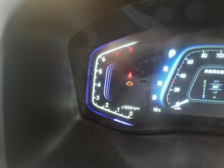 现代ix35 新车才跑了400多公里就出现发动机故障灯亮起，什么原因？说可能是电脑码没消掉，有懂的吗？刚开始可没有这个图标的