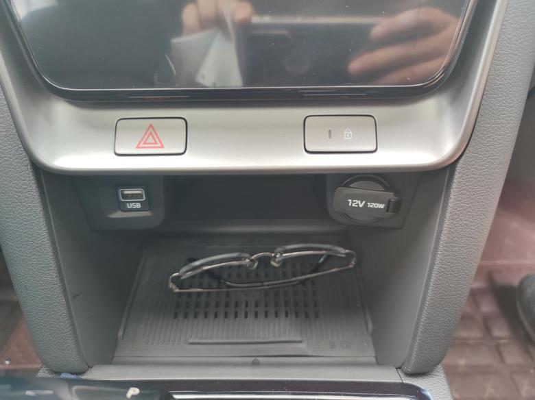 现代ix35 行车记录仪有隐藏的usb接口吗？还是只能接屏幕底下，强迫症看着太难受