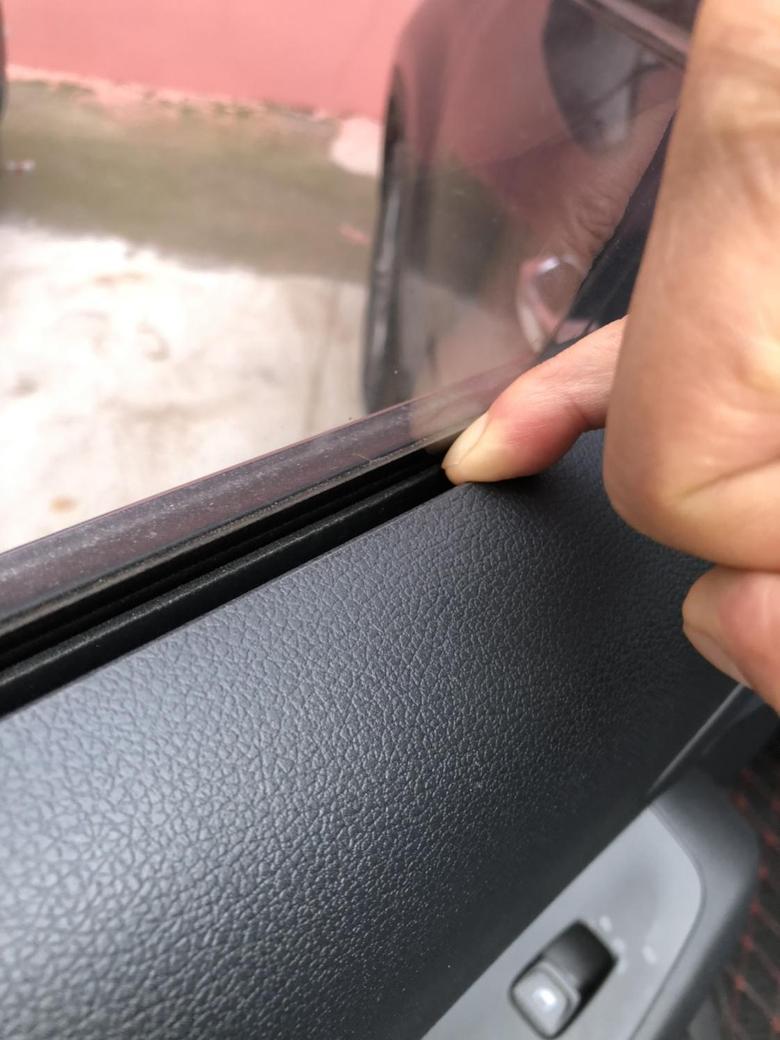 现代ix35 今天两岁的小朋友从后门玻璃缝隙把小指头擦进去了。用自己的指头比试了一下
