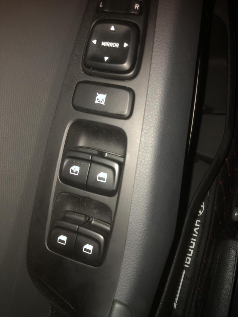 才提回来的现代Ix35！领先版2.0！怎么感觉车窗一键升降功能很模糊呢？必须要打着火之后才能升降车窗！而且锁车时，车窗忘记关了的话，按遥控上的锁车键，也不能关窗！必须要重新打着火之后，才能按车上的按钮，关窗！