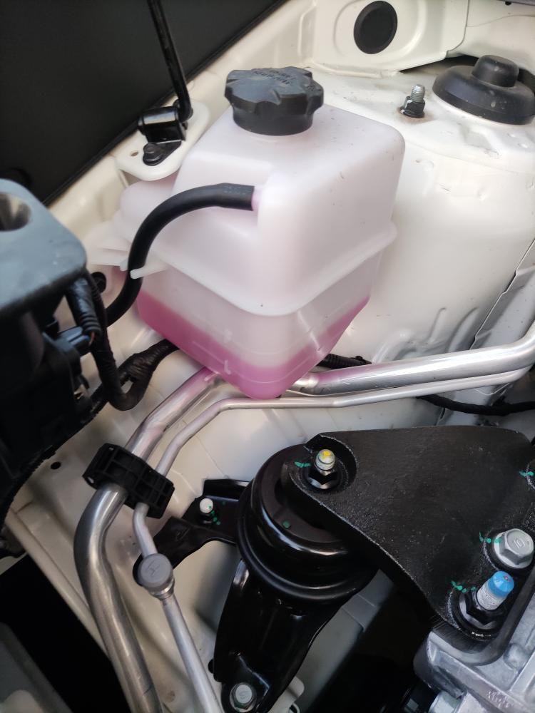 大家的现代ix35防冻液有多少？新车这是我车的防冻液，这么低正常吗？