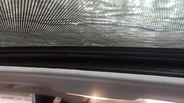 现代ix35 13款ix35天窗后面渗水，往遮阳板和天窗后面的中间铁皮槽里滴，这正常吗？