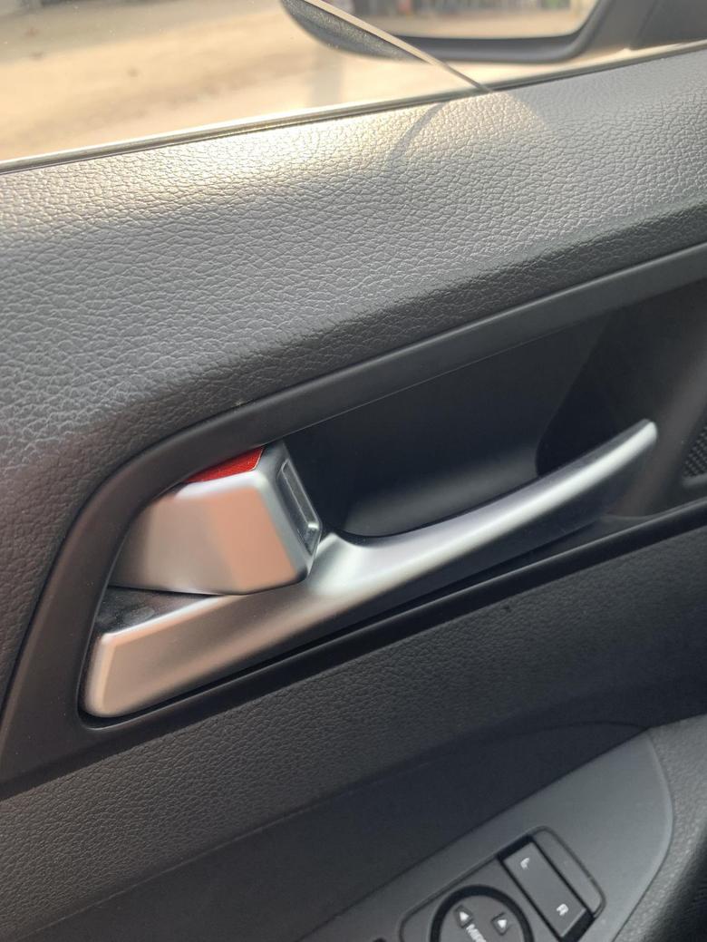 现代ix35 车门上的这个红色把手是干什么的？可以经常使用吗？听别人说紧急按钮？不能经常使用？