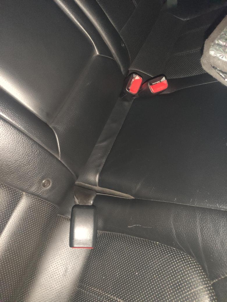 2010款现代ix35后座安全带，为什么少了一个插头，在那条缝摸索了半天也没发现藏在里面，有大佬知道吗，教下