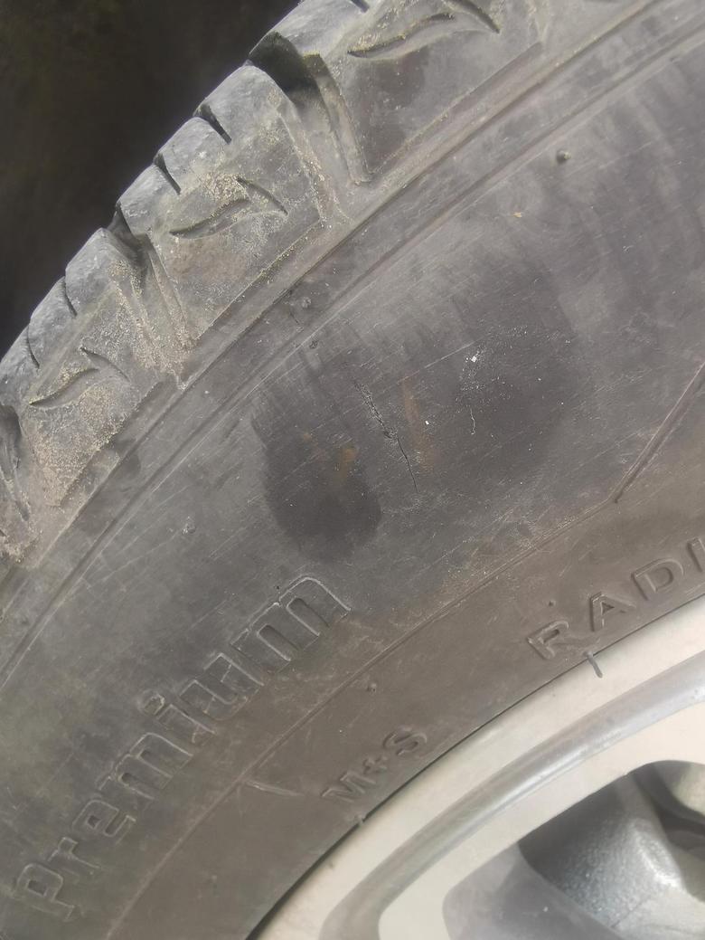 现代ix35 去年八月底的新车，轮胎出现这种裂痕正常吗？需不需要更换？