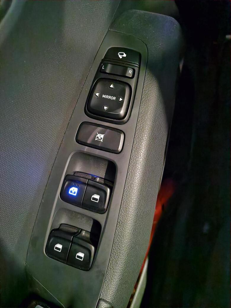 现代ix35 2020款ix35，晚上开灯时，主驾驶左侧的按键只有一个按键灯亮，其它的都是黑乎乎的看不到，正常吗？新车1800公里