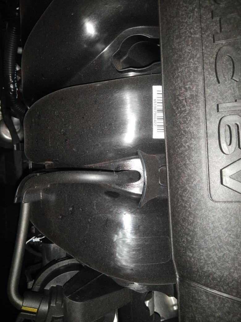现代ix35 19款2.0刚提的新车发动机上有渗油痕迹怎么回事儿，这是什么管