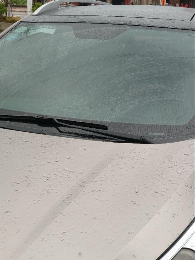 现代ix35 求教下懂车帝的各位老司机，下雨天的时候，雨刮器无论怎么刮，挡风玻璃还是会很朦胧，好像一层油渍，请问这里什么问题引起的，雨刮器坏了，还是玻璃问题，该怎么解决这种情况。