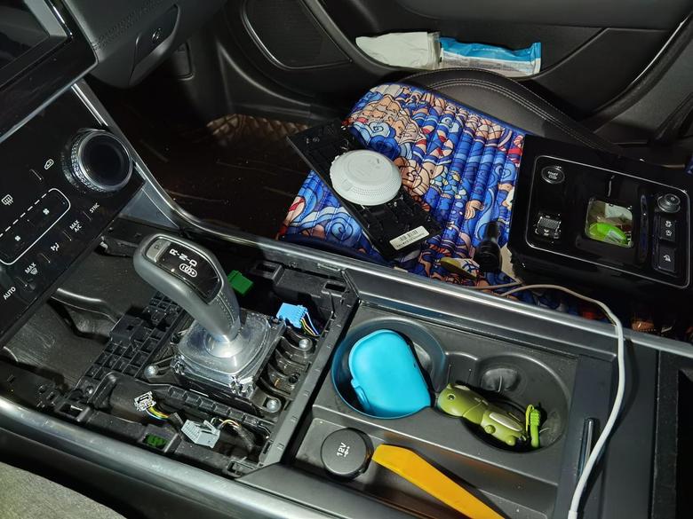 捷豹xel 想买个无线充电，可是大几百太贵了，就自己动手把手机无线充电器改到了车上，完美安装。