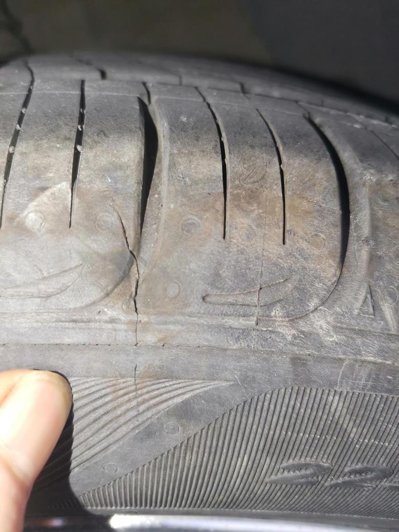 现代ix35 新车轮胎划伤了怎么办需要换轮胎吗在左后轮的