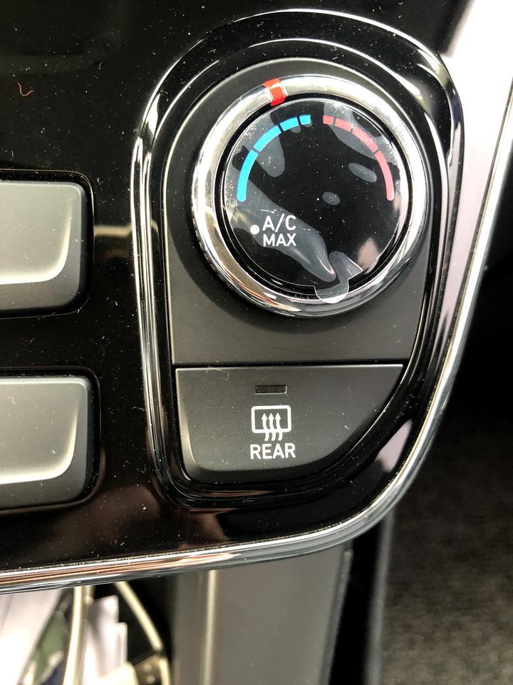 现代ix35畅享版这个按钮很多人不知道有后视镜加热功能，下雨天记得开哦，不过加热只维持一个小时后自动关闭，长时间雨天开车需要从新手动开启