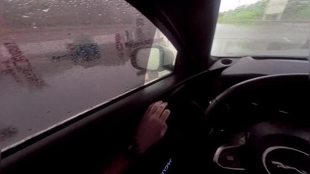 捷豹xel 第一视角驾驶暴雨天高速行车
