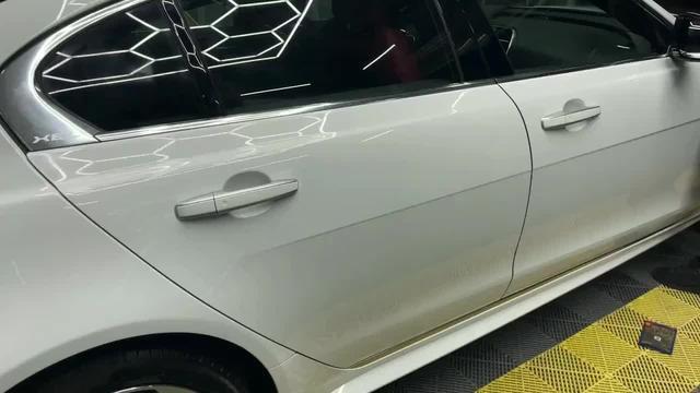 捷豹xel 才提车一个多月，窗户镀铬条出现斑点正常吗？怎么处理？
