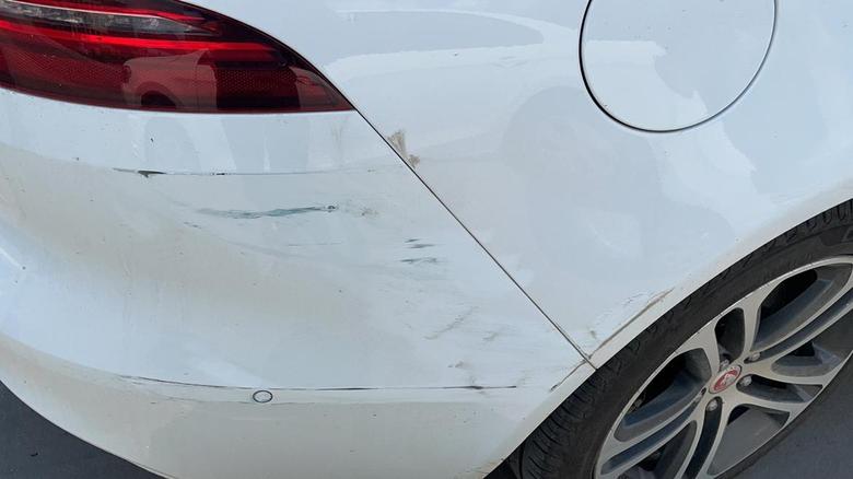 捷豹xel 早上在路边停着，被大车刮了，吃饭的时候才发现，只能自己报保险了。