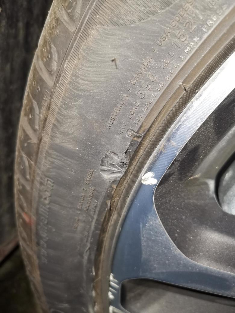 捷豹xel 昨天不小心蹭到路牙了，轮胎蹭掉一小块，轮毂也刮花了。想问问轮胎这样需要更换吗，还有，轮毂该怎么处理啊，谢谢大家了。