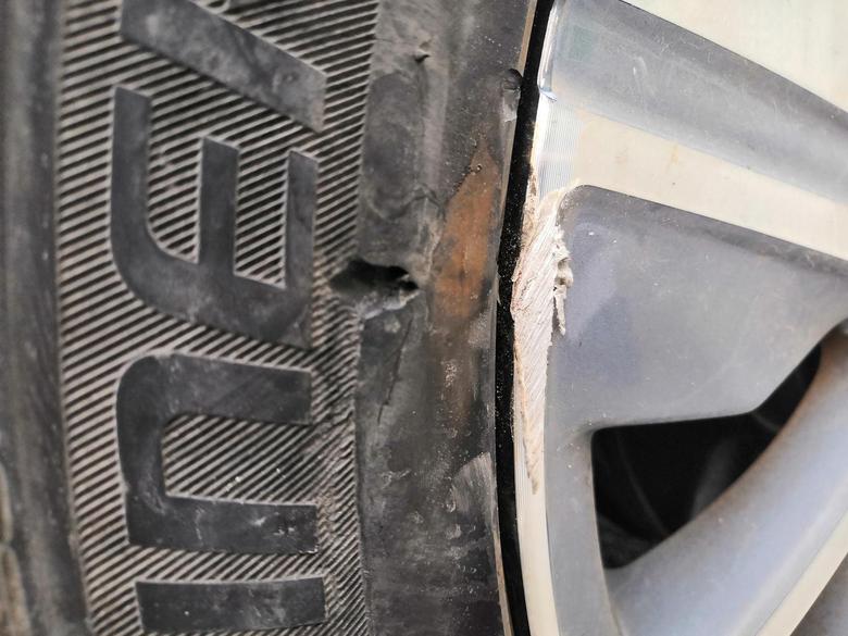 长安cs35 plus 不小心磕路牙了，轮胎侧边有个坑，轮毂也刮花了，现在有什么补救措施或需要注意什么?