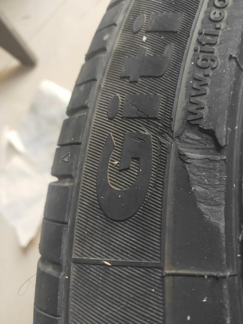 长安cs35 plus 各位大神，我的轮胎磕了这么一小块需要更换吗？轮毂也受伤了能修复吗？