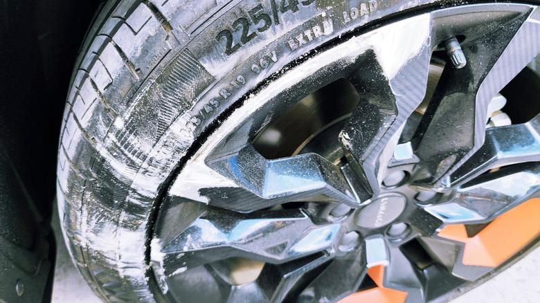 领克06 轮毂贴要是都撕下来应该是千疮百孔，到底能不能修复。