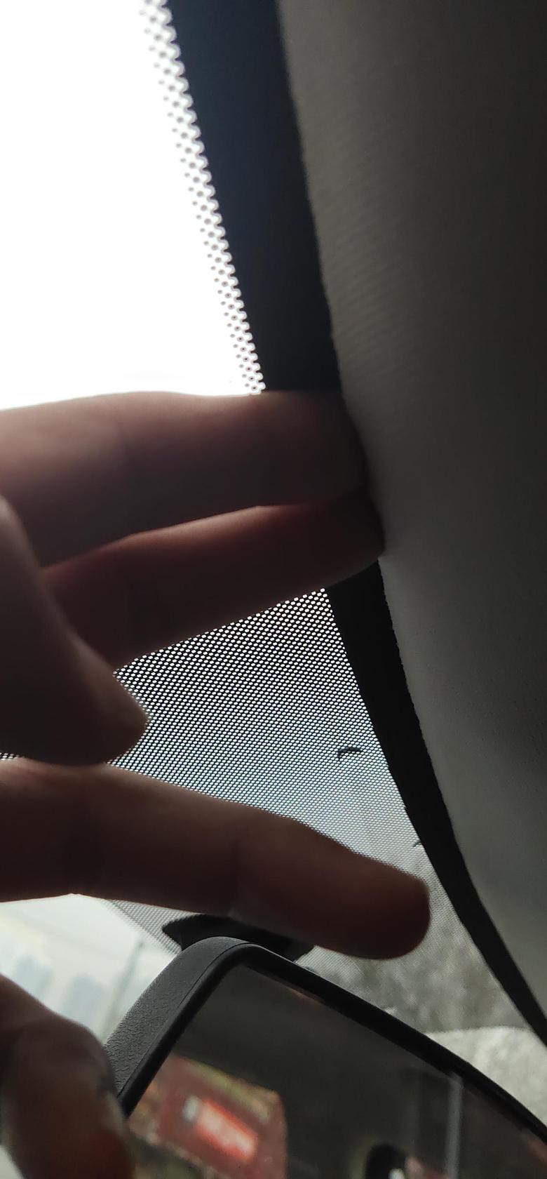 长安cs35 plus 车内前挡风玻璃的上沿和车顶结合的地方有很大的缝隙属于正常吗？