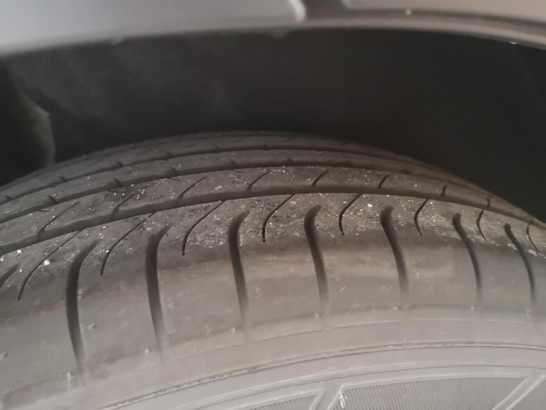 皓影 提车两个多星期，请问轮胎这样属于正常的吗？怎么这么多裂痕一样？