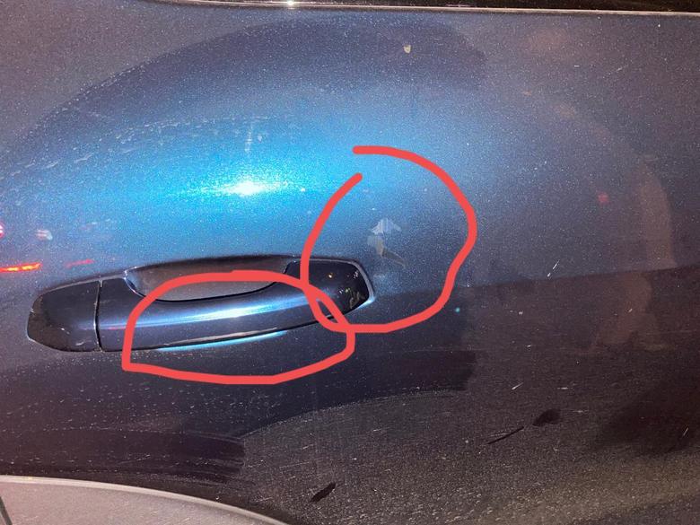 领克06 堵车和别的车剐蹭被对方的后视镜刮到了右后车的门把手那里。刮到的地方比较小，当时没有注意请问这个需要补漆吗