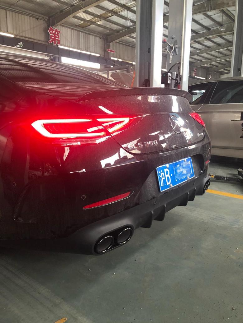 奔驰cls 2019年8月提的2018款CLS3504matic目前已改装项目：AMG尾翼AMG尾唇AMG款式20寸锻造轮毂照片随便拍的