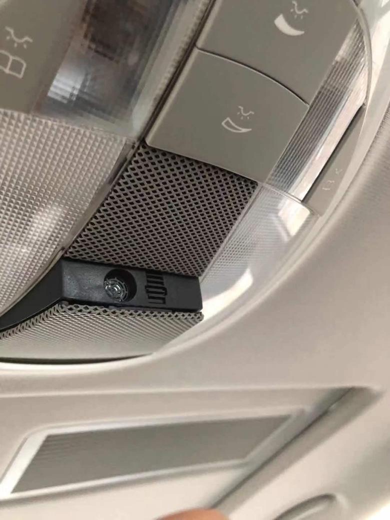 2012款奔驰CLS350，每次锁车之后天窗顶灯位置会有这么个东西下来，请问一下大家，这是什么东西，干什么用的？