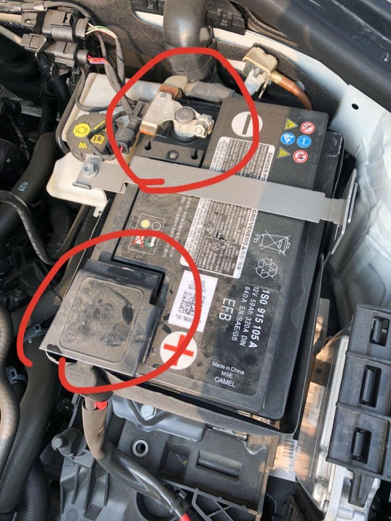 t roc探歌 大家车上面的电箱上正负极接口处也是只有一个塑料挡板嘛？