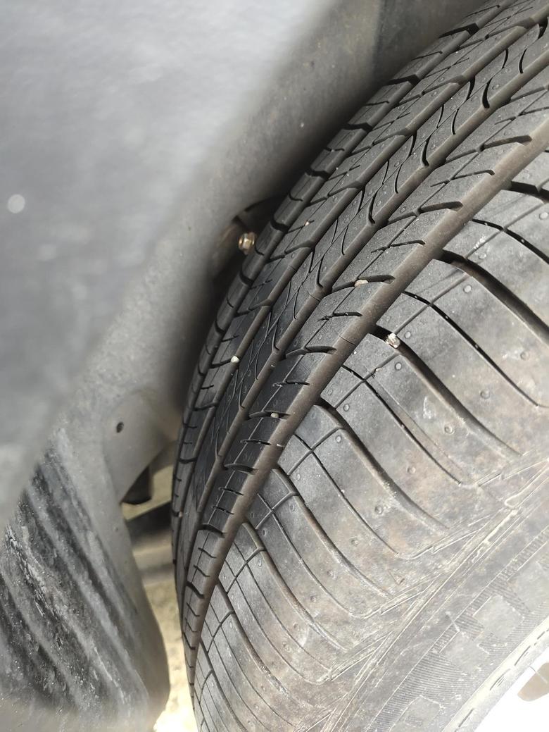 t roc探歌 今天早上发现有后轮胎被割了，而且还扎了根螺丝，这种情况要换胎吗