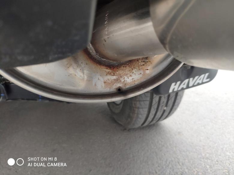 哈弗m6 提车时候没注意到，才发现排气管这个位置褐色的地方都是焊接崩的这是什么做工你们有没有这情况？