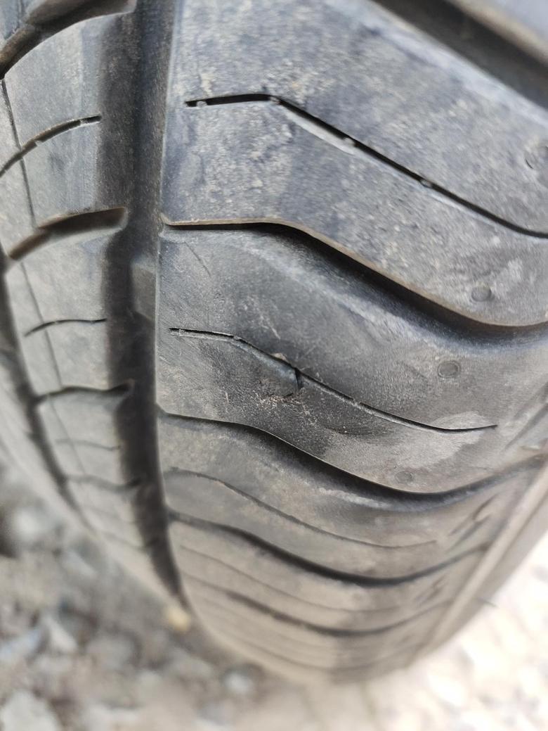 哈弗m6 亲们，m6软车胎被刮了一豁口，这种情况没事吧，如图:
