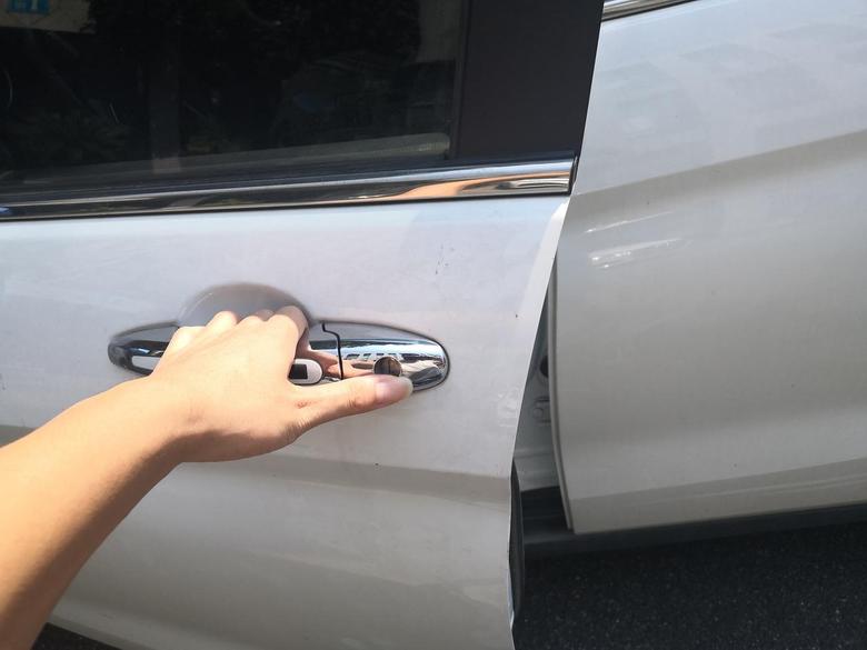 哈弗M6的智能感应解锁很方便。只要站在车子旁边就能感应开锁，每次准备开车的时候，不用掏出钥匙就可以打开车门。手只需要轻轻放在门上边就可以感应开锁。虽然这样方便，但是有时候也会忘记把车门锁上。所以每次下车以后就算把车门锁好。也要顺便检查一下有没有锁牢，然后再用手拉一下。