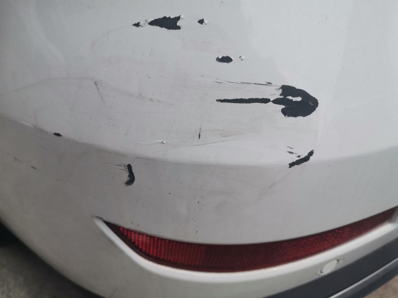 哈弗m6 这种怎么办，漏底漆了，停车位被剐蹭，没摄像头，自己补漆笔行吗
