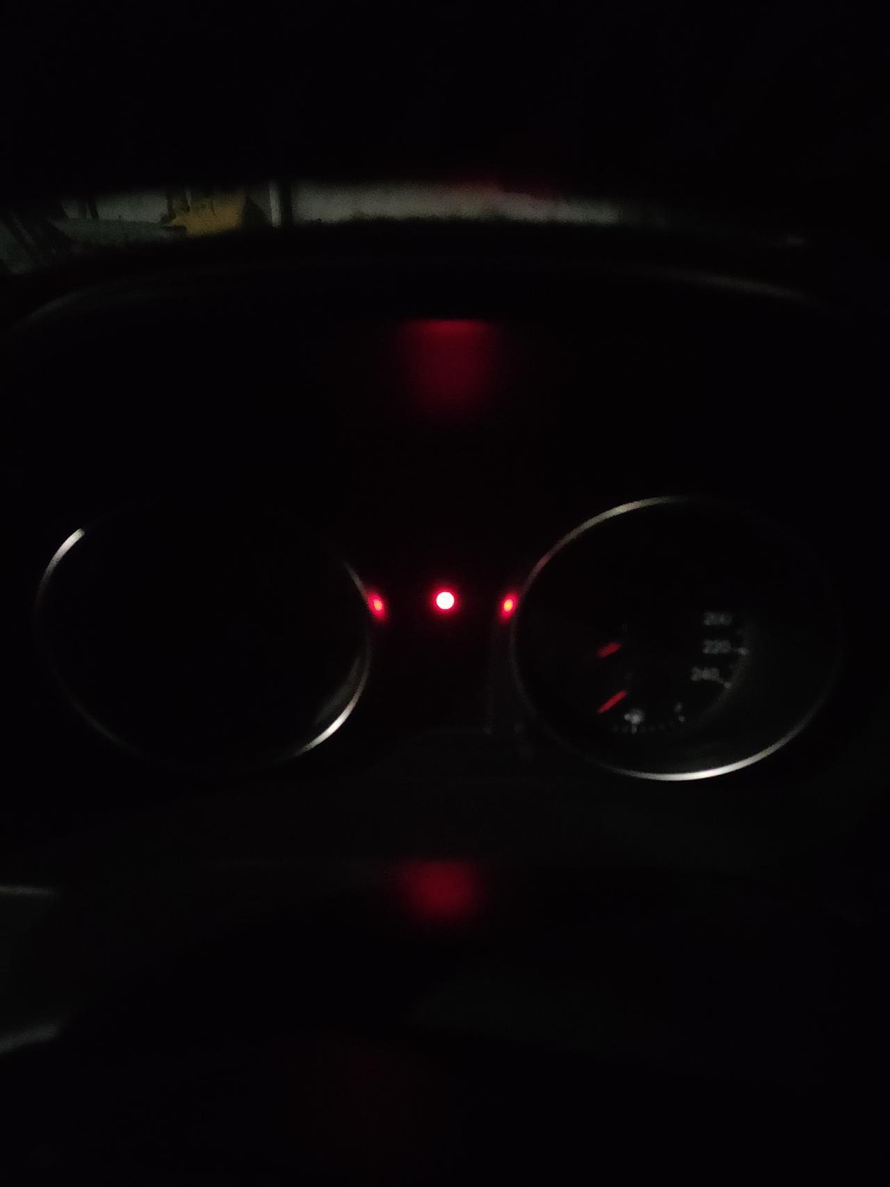 哈弗m6 各位车友，锁车后仪表盘上个红点是什么意思，一直闪