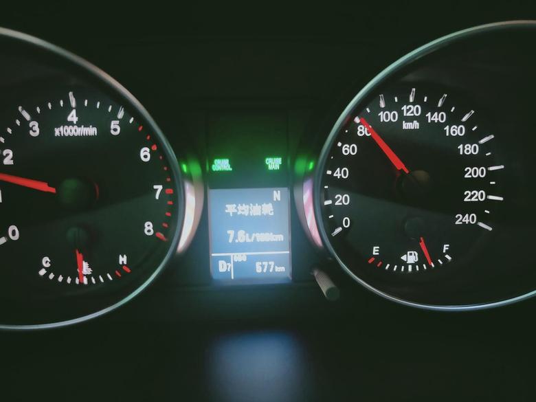哈弗m6 表显8.0左右，实际应该在10个油，本人的驾驶习惯比较随意，不会刻意为了省油去控制速度或者是改变驾驶习惯，可能主要还是因为公司给报销油费。