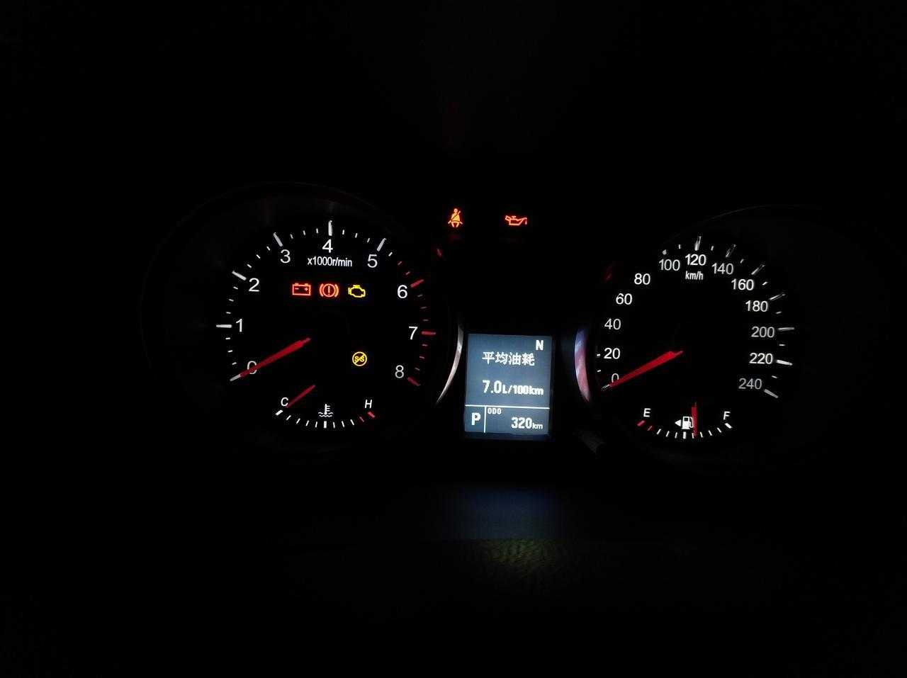 哈弗M6自动挡油耗还可以有图300块钱油跑了300公里，还剩一半多点，不错
