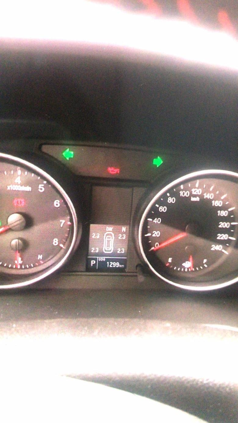 哈弗m6 m6新车跑了快1300km，停车时机油显示红灯，去4S店查机油，机油正常。请问各位车神这是什么原因？？？如图