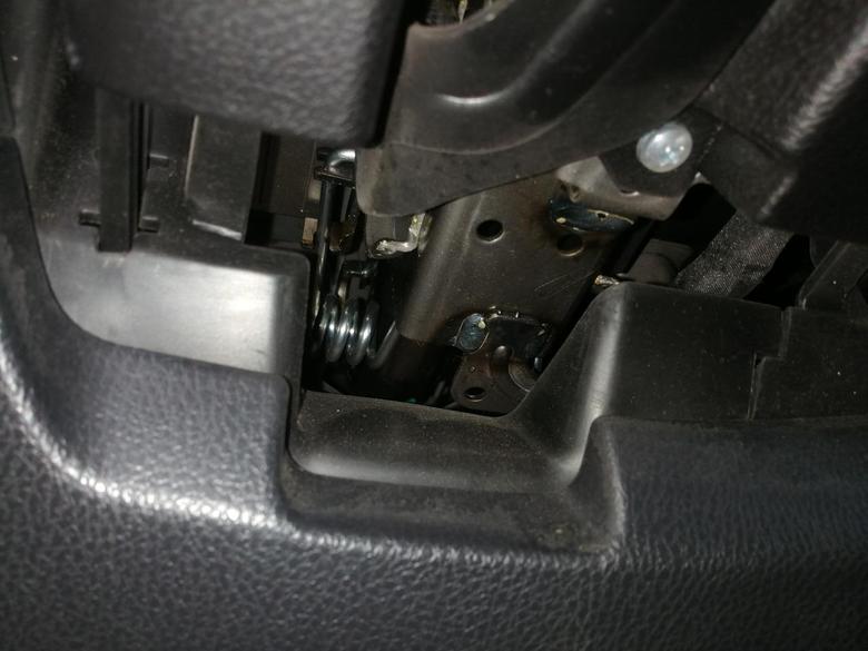 哈弗m6 方向盘下面有焊过的痕迹，正常吗？各位各位车友下面有没有？焊过的痕迹。