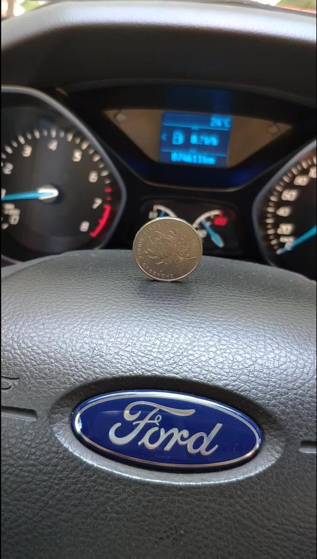 2012款手动风尚版福克斯车子挑战方向盘立硬币，这稳的不要不要的。