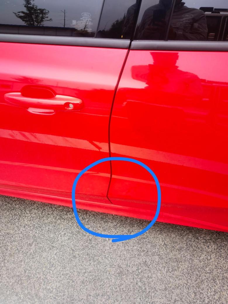 开车被碰了后门，没有掉漆，可以无痕修复。这几天发现这个接缝比右侧的要宽些，而且感觉前门更凸出。这是被撞的，还是工艺问题(2020福克斯)