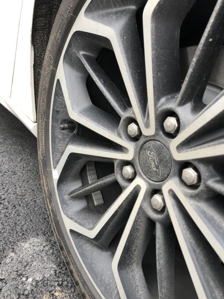 今年8月初提的福克斯st line新车，发现4个车轮上都有定位块，这是新车出厂轮胎需要做动平衡，还是轮胎使用的是旧胎？