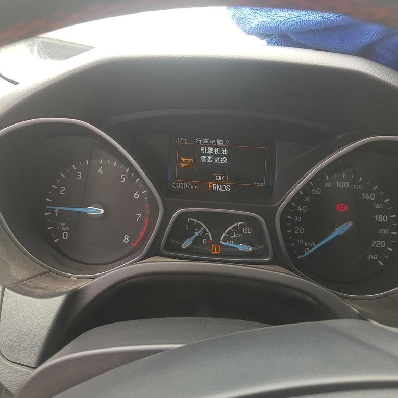 福克斯 请问大家车子启动后行车电脑显示需要更换机油，但是仪表盘上没有机油壶的显示，还有油表和温度表下面的那个图标是什么意思