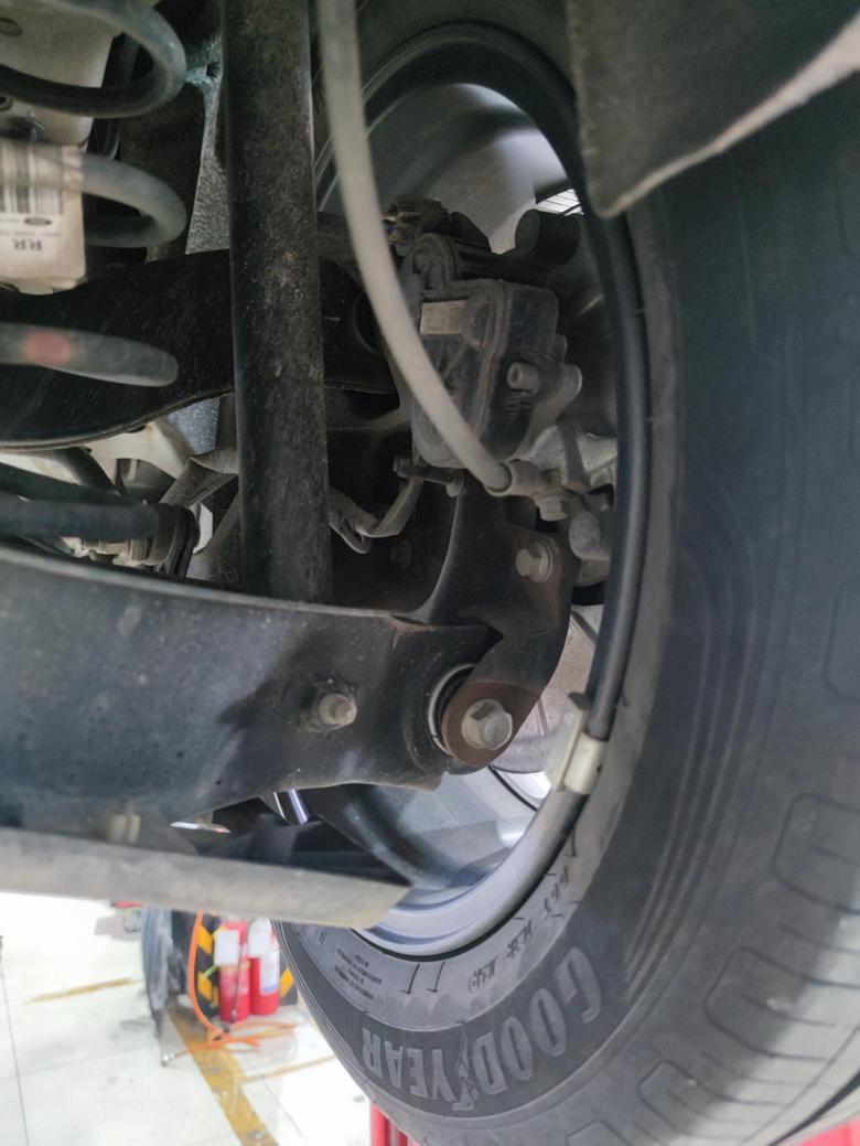 福克斯 后悬架和轮胎连接处和前悬架有图中的锈迹，请问正常吗，影响安全吗