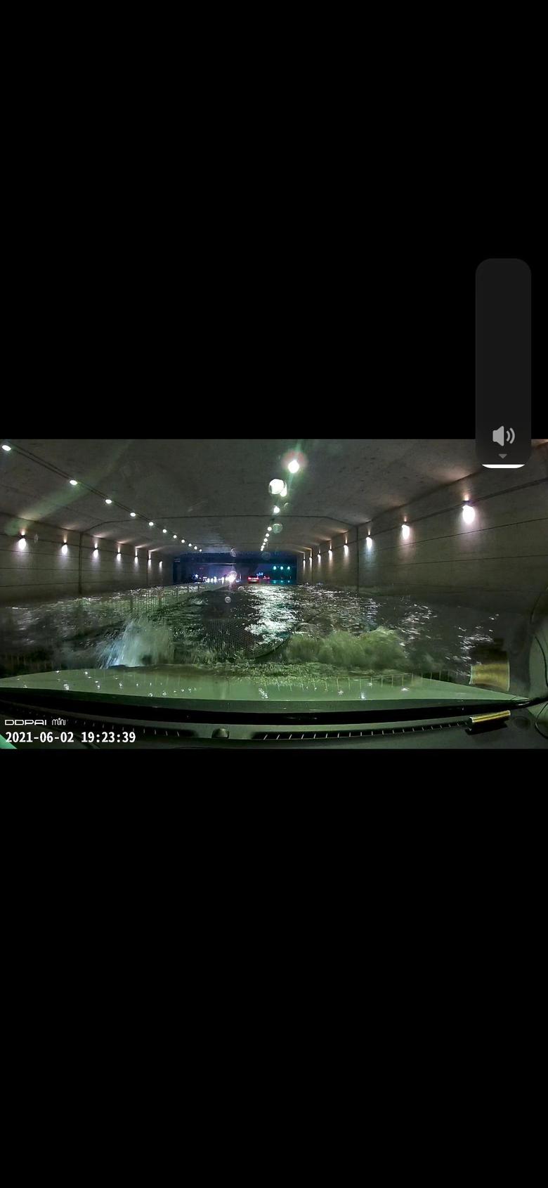 昨天下大雨，桥洞下涉水深度半米，福克斯active勇猛通过，福克斯质量过硬没把自己扔路上！