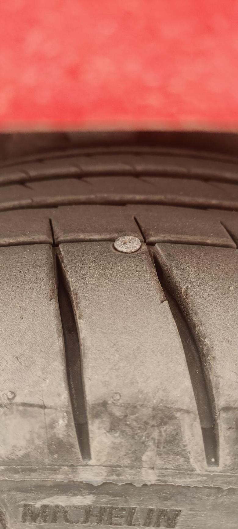 福克斯 stline前天晚上车胎异响没看到，刚看到的有个钉子蛋疼！轮胎没瘪，这个怎么处理啊，要换胎？