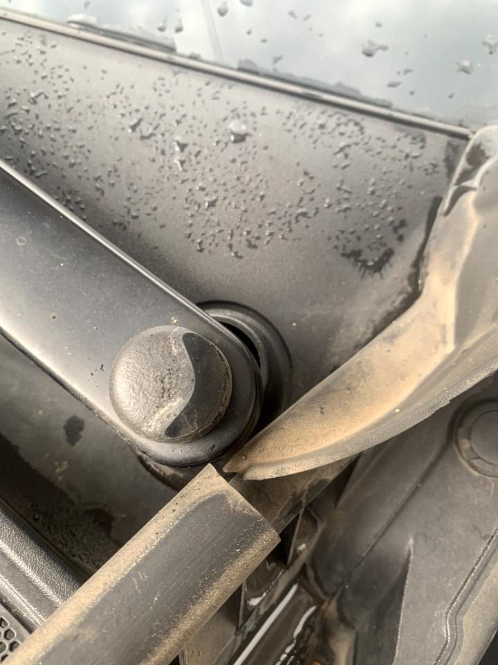 各位20款福克斯stline的车友们，你们的驾驶侧雨刮器使用时候会撞击到引擎盖吗，下面的胶冒都给磨平了，你们也有这样的吗？