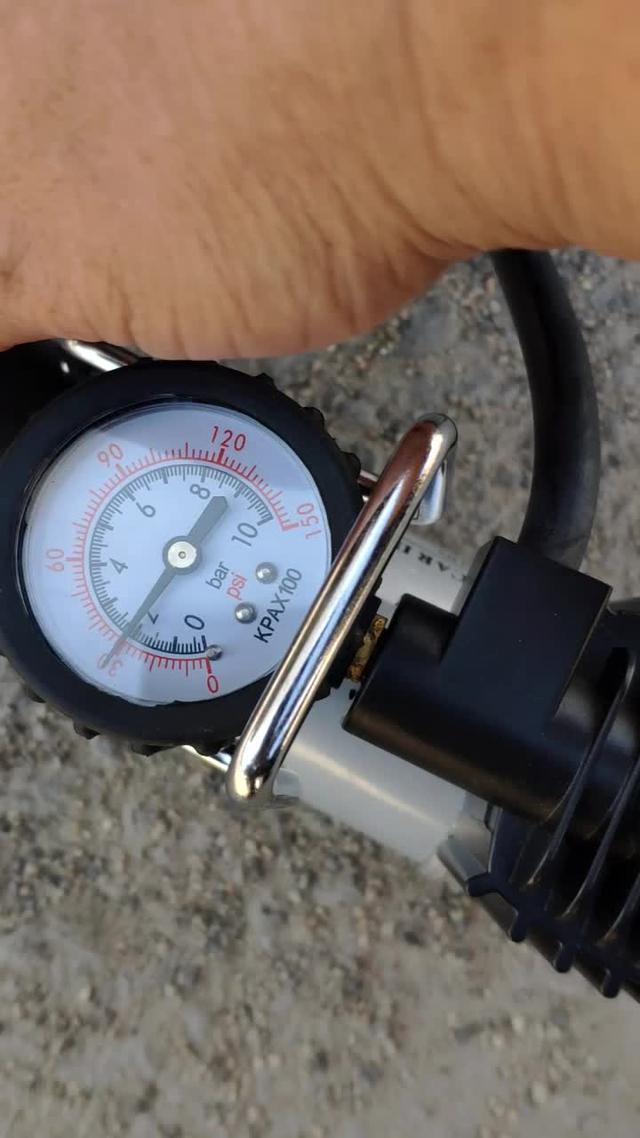 福克斯 胎压监测气压异常后，发现后轮气压2.0有和之前设定2.5有差距，赶紧充气。