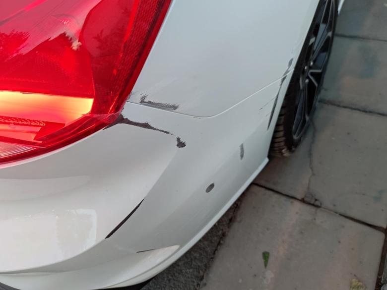 福克斯 新车，刚提一周，刮噌成这样好心疼，能不能修成和新的一样唉，车灯角都有点裂纹，是走保险还是自己修啊。